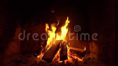火在壁炉里燃烧，为了保暖